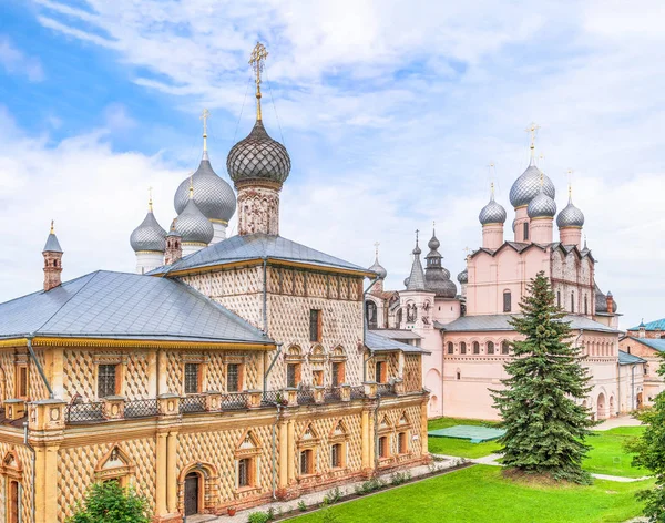 Iglesias en Rostov Kremlin.Rostov Veliky.Yaroslav Oblast.Russia — Foto de Stock