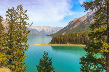 Minnewanka Gölü manzaralı. Banff Ulusal Parkı. Alberta.
