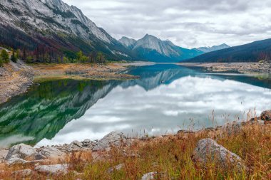 Jasper Ulusal Parkı 'ndaki Medicine Lake. Alberta. Kanada.