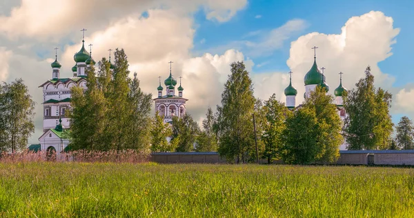 Vista panorámica de Nikolo-Vyazhishchsky Convent.Novgorod oblast.R — Foto de Stock