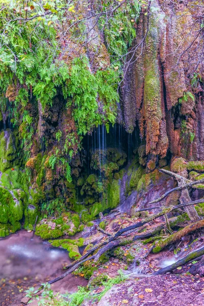 Częściowy widok Gorman Falls jesienią Colorado Bend State Park. — Zdjęcie stockowe