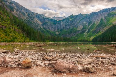 Avalanche Gölü ve sonbaharda çevreleyen dağların manzarası.