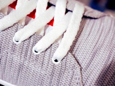 Moda ayakkabılar. Ayakkabı bağcığını kapat..