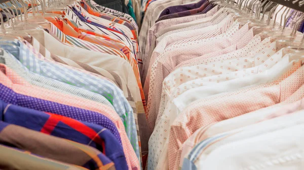 Glad assortiment casual multicolor shirts. Hangers in warenhuis, selectieve focus. — Stockfoto