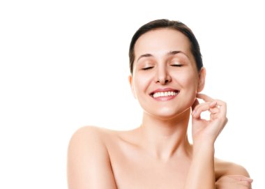 Güzel, gülümseyen bir kadın yüzü, kapalı gözler, doğal güzellik, yakın çekim. Güzel bir kadın portresi makyajsız ve saçsız, beyaz tenli..