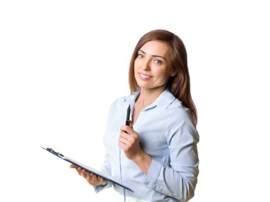 Resmi kıyafetli çekici bir kadın yönetici, beyaz üzerine izole edilmiş kalem ve pano kullanarak ürün veya hizmet sunumu yapar..