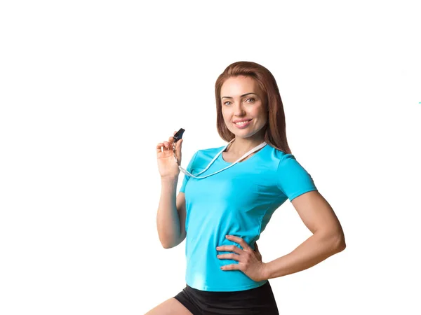 Całkiem wysportowana biała uśmiechnięta kobieta w niebieskiej koszulce z szeptem w dłoni. Portret półdługości trenera fitness, odizolowany na biało. — Zdjęcie stockowe