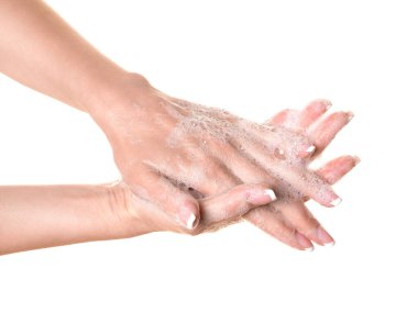 Sabun köpüklü insan elleri, yaklaşın. Beyaz tenli biri, beyaz tenli, parmaklarını yıkıyor..