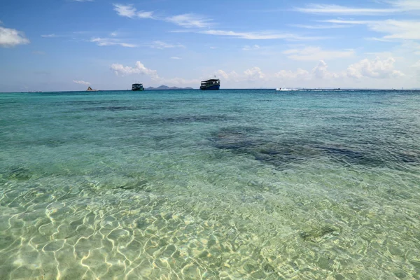 Prachtige zee landschap met transparante water — Stockfoto