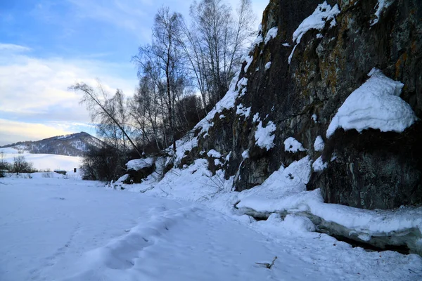 Nieve en el río y colinas —  Fotos de Stock