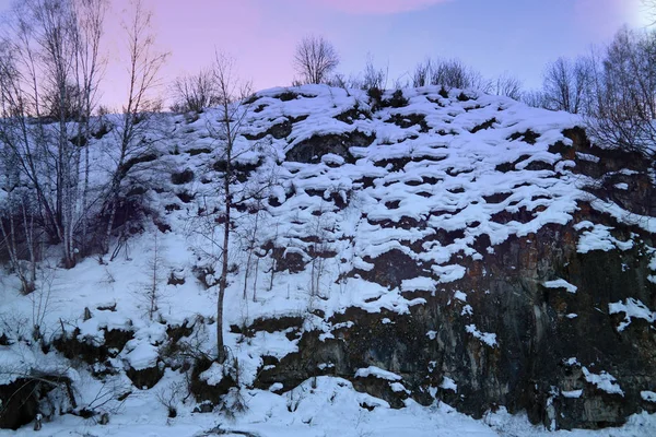 Heuvel bedekt door een sneeuw in avond verlichting — Stockfoto