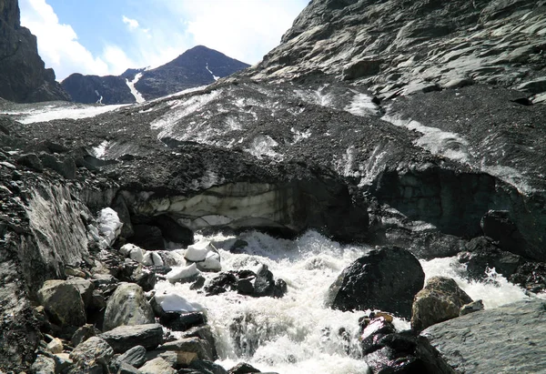 Geleira descongelante nas montanhas de Altay — Fotografia de Stock