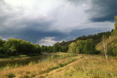 Gök gürültülü fırtınadan önce güzel bir manzara