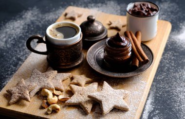 Güzel bir Noel 'de sıcak, sade kahve, ev yapımı...