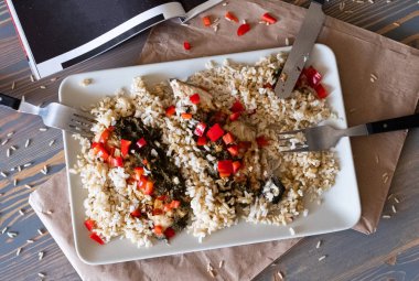 Uygun bir besin örneği: pişmiş balıklı esmer pirinç. Yakın çekim..