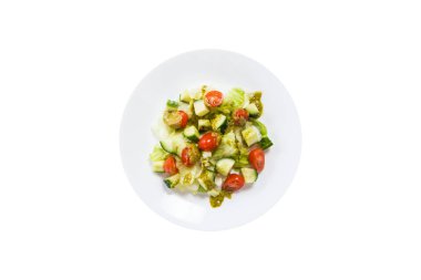 Beyaz tabakta pesto soslu taze sebze salatası; izole edilmiş arka plan.