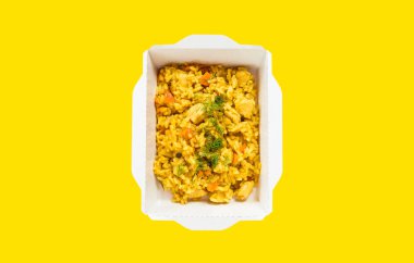 Kümes hayvanları ile taze pilav, sarı arka plan