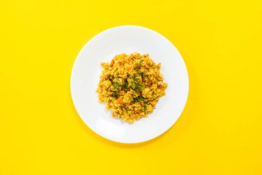 Kümes hayvanları ile taze pilav, sarı arka plan