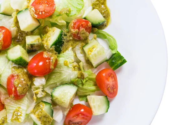 Beyaz Tabakta Pesto Soslu Taze Sebze Salatası — Stok fotoğraf
