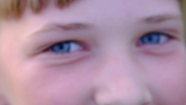 Nahaufnahme Des Gesichts Eines Kleinen Mädchens Mit Blauen Augen — Stockvideo