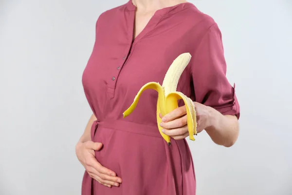 妊娠中の女性は新鮮なバナナを持って — ストック写真