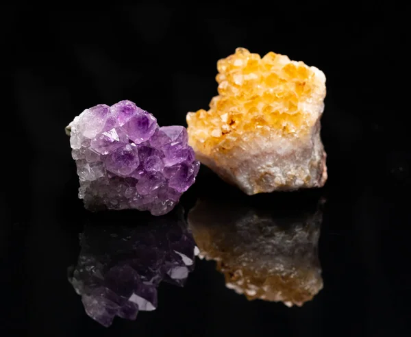 Amethyst Und Zitrussteine Auf Schwarzem Hintergrund — Stockfoto