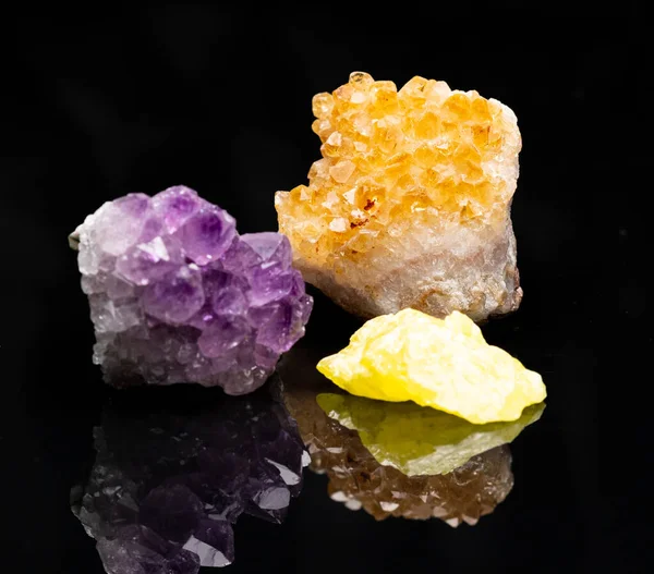 黑色背景上的天然硫晶体 紫水晶和柑橘石 — 图库照片