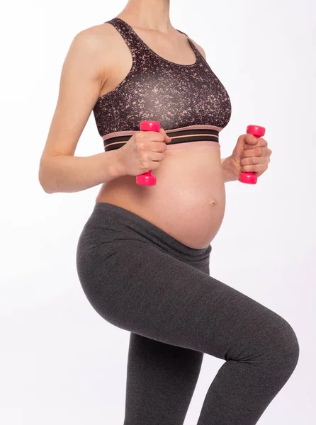 Kobieta Ciąży Wykonuje Ćwiczenia Hantlami Białe Tło — Zdjęcie stockowe