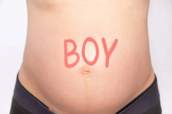Hamile Bir Kadının Göbeğinde Çocuk Kelimesi Var Yakın Çekim — Stok fotoğraf