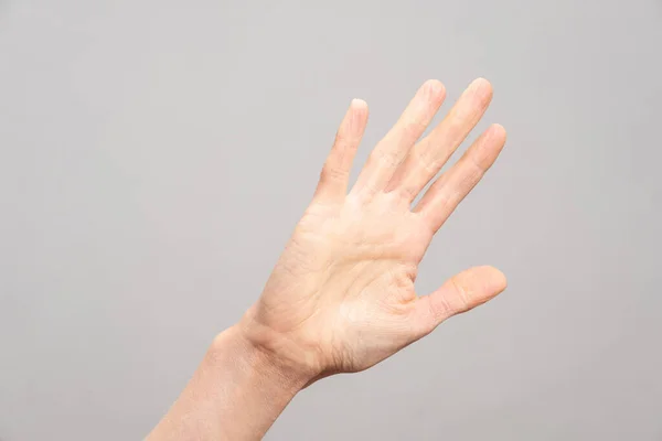 Weibliche Leere Handfläche Auf Neutralem Hintergrund — Stockfoto