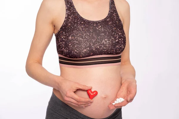 Schwangere Hält Eine Handvoll Vitamine Weißer Hintergrund — Stockfoto