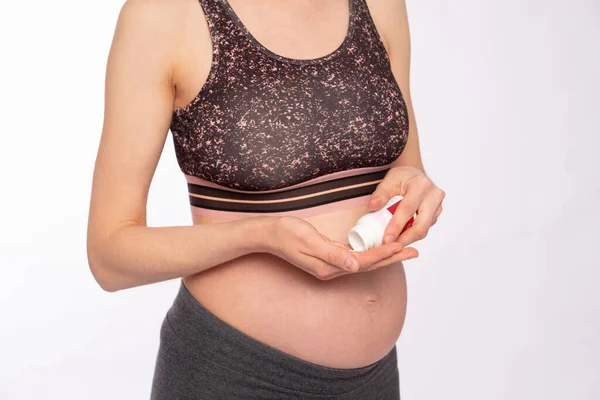 Schwangere Hält Vitamine Oder Pillen Der Hand Weißer Hintergrund — Stockfoto