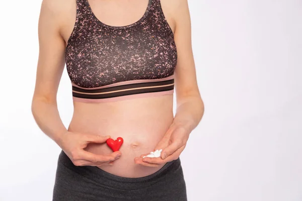Schwangere Hält Eine Handvoll Vitamine Weißer Hintergrund — Stockfoto