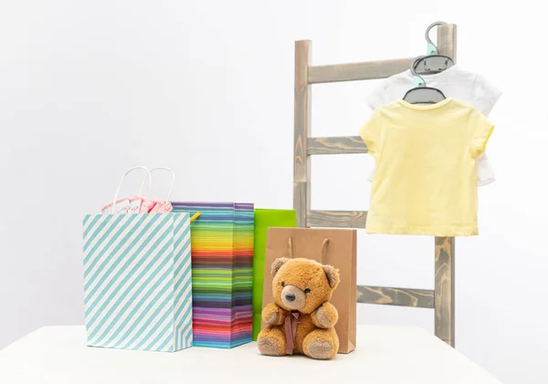 Słodkie Zakupy Dla Dziecka Fragment Garderoby Dziecięcej Fragment Wnętrza — Zdjęcie stockowe