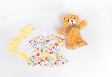 Beyaz arka planda yeni doğmuş bir kız için yeni kıyafetler