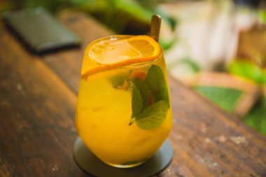 Malezya 'nın Malacca kentindeki Locahouz adlı bir kafede servis edilen portakal ve mango kokteylinin kapalı çekimi..