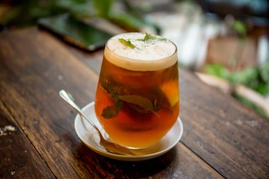 Malezya 'nın Malacca kentindeki Locahouz adlı bir kafede servis edilen portakal ve mango kokteylinin kapalı çekimi..