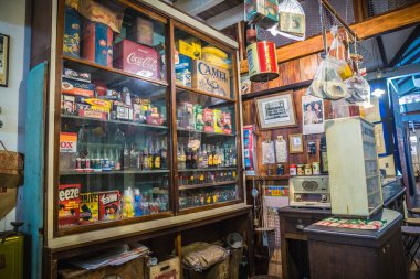 Melaka, Malezya - 28 Temmuz 2019: Melaka Müzesi, Jonker Caddesi 'nde, geleneksel Çin eczanesi, terzi dükkanı, çay salonu, sinema ve daha pek çok şeyin yer aldığı 50-70' ler arasında eski bir antika müzesidir..