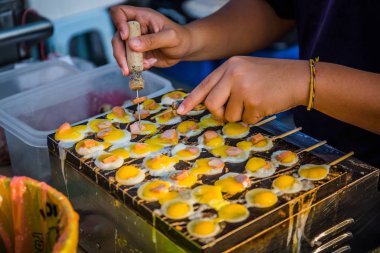 Çin Mahallesi, Melaka, Malezya 'daki Jonker Caddesi pazarında bıldırcın yumurtası ve sosis atıştırmalıkları..