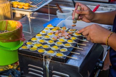 Çin Mahallesi, Melaka, Malezya 'daki Jonker Caddesi pazarında bıldırcın yumurtası ve sosis atıştırmalıkları..