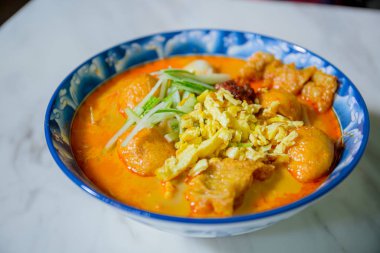 Laksa, Güneydoğu Asya 'nın Peranakan mutfağında popüler bir baharatlı şehriye çorbası. Yanında karides, balık köftesi, balık köftesi ve dilimlenmiş yumurta vardı.. 