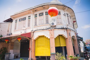 Melaka, Malezya - 28 Temmuz 2019: Malezya 'daki eski dükkan binasının cephesi.
