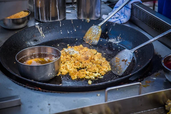 Oyster Dadar Goreng Adalah Salah Satu Makanan Jalanan Terkenal Jonker — Stok Foto