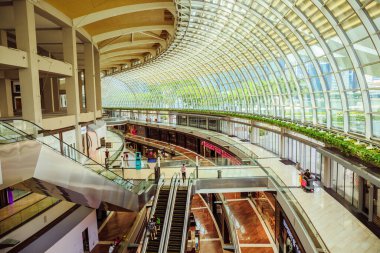 Singapur - 20 Aralık 2019 Marina Körfezi Sands Dükkanlarının İçi. Marina Bay Sands 'deki Dükkanlar Singapur' un en büyük lüks alışveriş merkezlerinden biridir.