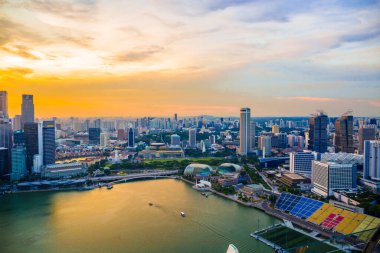 Singapur şehrinin Singapur Marina Körfezi 'ndeki gökyüzü manzarası