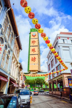 Çin Mahallesi, Singapur - 2 Şubat 2020: Çin Mahallesi 'ndeki miras binaları ve önündeki bina Singapur' da ticari ve yerleşim yeri olan People 's Park Kompleksi.