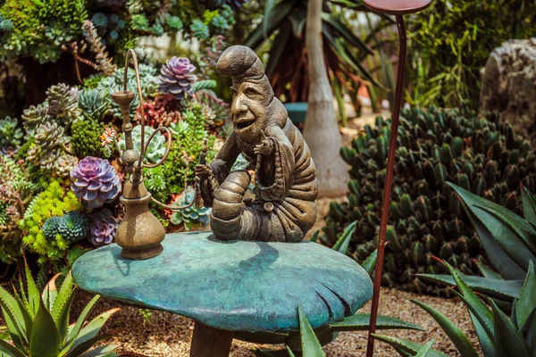 Alicja Krainie Czarów Postacie Rzeźba Wewnątrz Kwiat Kopuły Ogrodach Nad — Zdjęcie stockowe