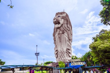 Sentosa Merlion Avustralyalı heykeltıraş James Martin tarafından tasarlandı ve 1995 yılında Sentosa 'daki 8 milyon dolarlık heykel Singapur' daki en uzun Merlion 'dur..