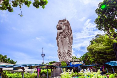 Sentosa Merlion Avustralyalı heykeltıraş James Martin tarafından tasarlandı ve 1995 yılında Sentosa 'daki 8 milyon dolarlık heykel Singapur' daki en uzun Merlion 'dur..