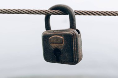 Işık arkaplanındaki asma kilit, aşk kuşu, söz ver